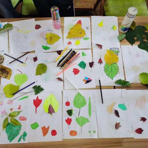 2020深秋和学员们一起捡拾树叶并请黄老师教学员画～秋天的千叶，姚老师教学员做创意手工～树叶