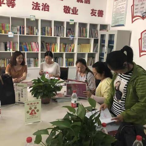 马路街办事处到我办交流学习创文资料整理工作