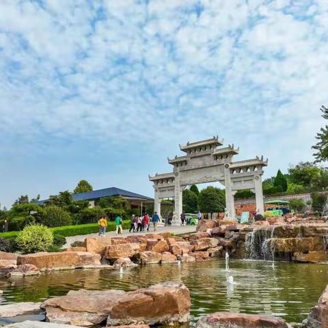 北邙山上列坟茔，万古千秋对洛城。