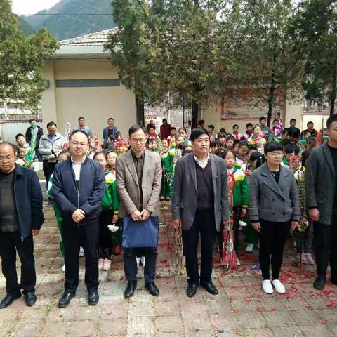 红岩寺镇中心小学清明节祭扫烈士陵园活动记录