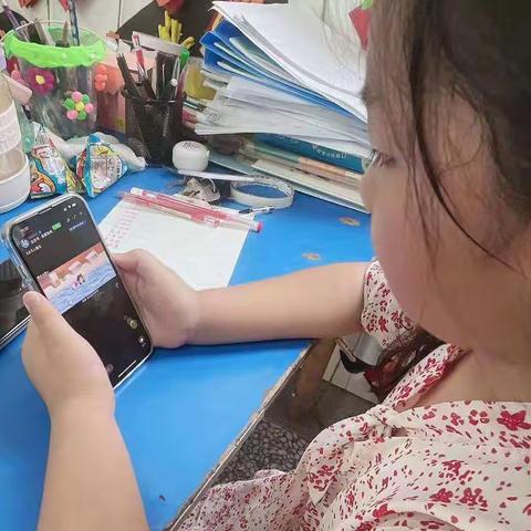 大彭镇东风小学组织全体学生观看徐州市暑期科普特别课程大型直播