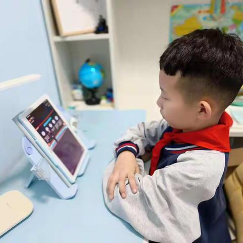 大彭镇东风小学组织学生观看法治《开学第一课》