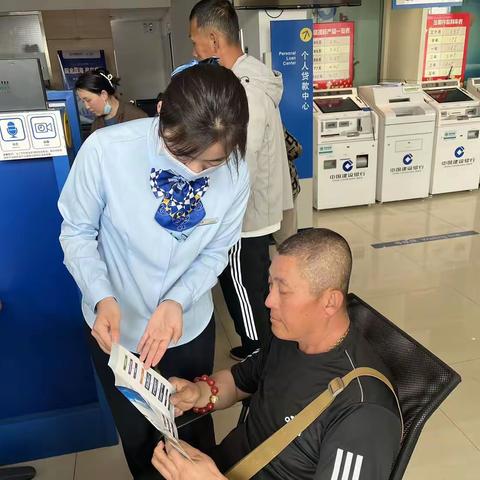 建行义县支行开展5.15反假币宣传活动