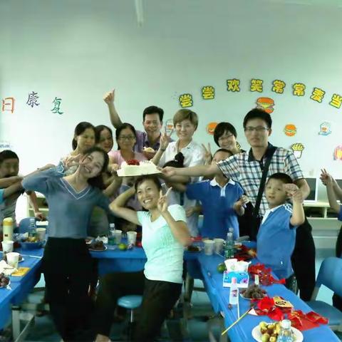 大手牵小手 欢度美好双节