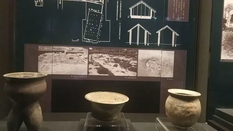 参观二里头遗址博物馆