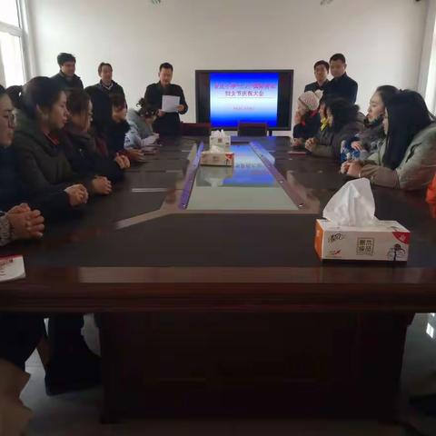 乐享三八节——官庄小学为女教师献花