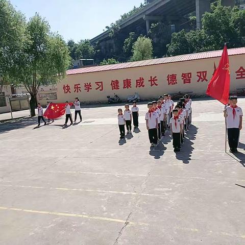 穆村镇安沟小学“喜迎二十大  争做好队员”一年级新队员分批入队仪式