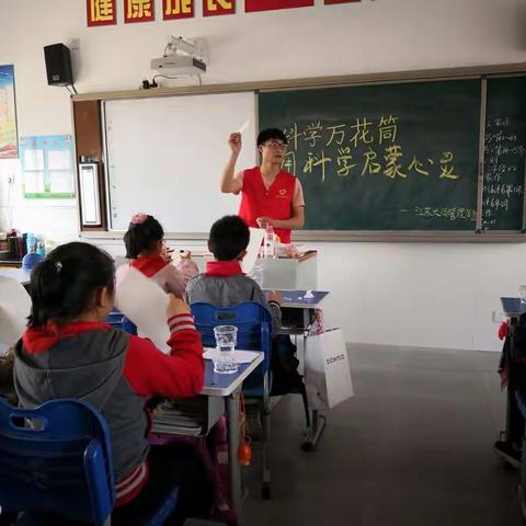 江苏大学的大哥哥大姐姐们来跟我们做科学实验啦😄我们也要好好学习，掌握更多的知识！