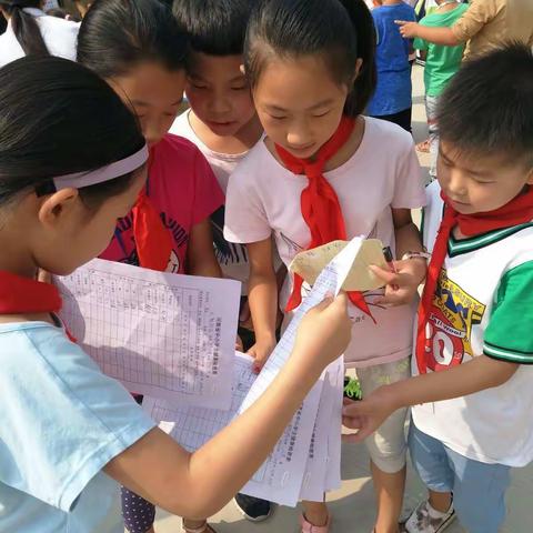 龙湖国际城小学三四班各小组合作高效自主完成体检