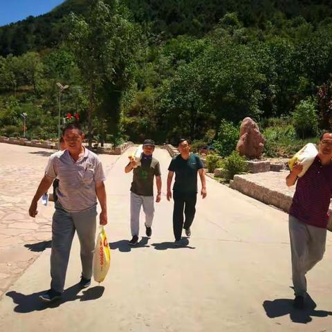 县委政法委深入孔家峧村开展“七一”走访慰问老党员活动