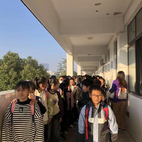 六2探秋日美好，展少年风采