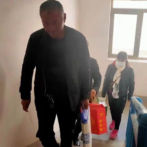 “反诈防骗 敬老助老”                     ——县委办公室开展“敬老月”走访慰问活动