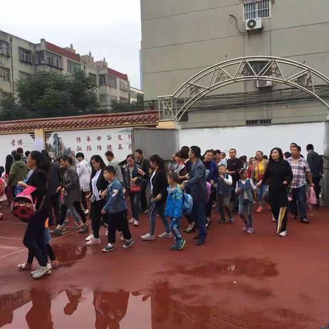 振兴路小学迎接新生入学报到