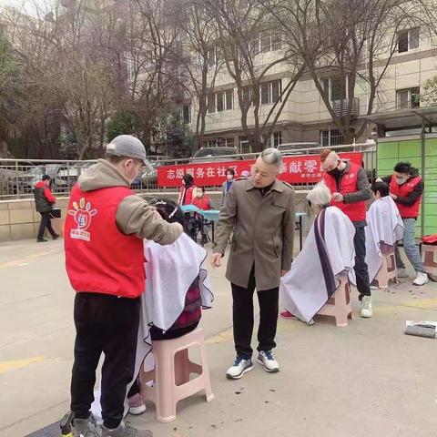 人大代表进社区 传承雷锋精神 弘扬榜样力量