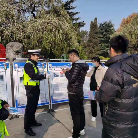 交警杨陵大队杨村中队民警深入西北农林科技大学开展“一盔一带”交通安全宣传活动