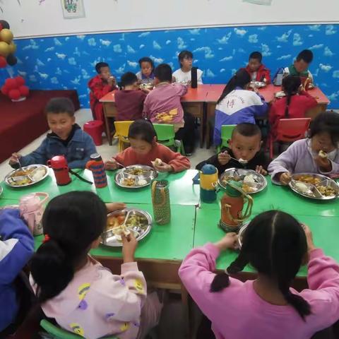 解庄中心小学 放心午餐纪实