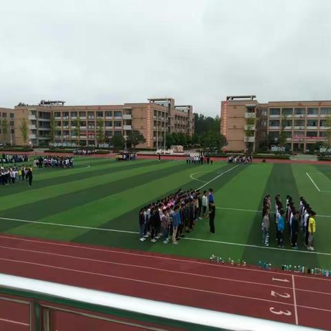 十班十班，奋勇当先；齐心协力，共渡难关！