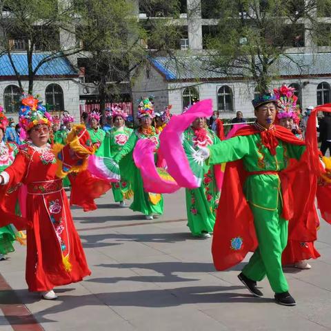 社区服务中心举办“喜迎60年.奋进新时代”“森之源”杯广场舞表演赛活动