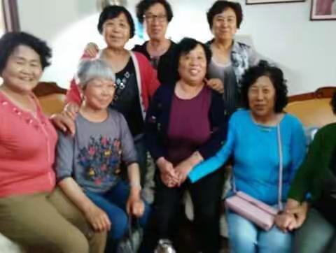 姐妹欢聚在人民公园