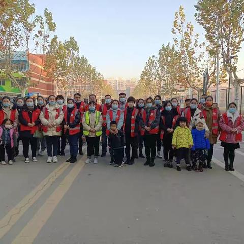 最美身影---2.2班爱心家长执勤！