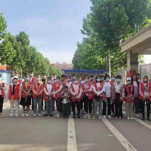 每一株幼苗都蕴藏希望，每一朵鲜花都散发芬芳，由我们守护着你们成长。为爱而行！二年级二班校外执勤篇