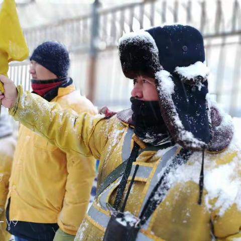 乌拉泊线路车间清雪进行时