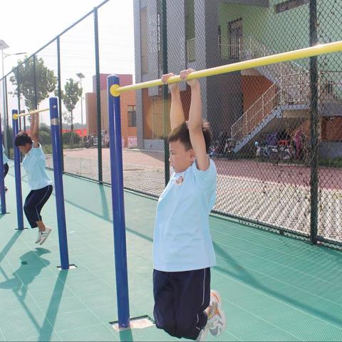 静海区大邱庄镇长江道小学单杆直臂悬垂活动