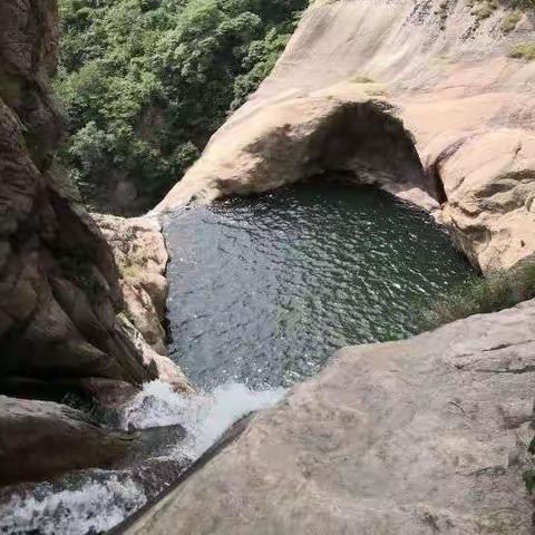 秋分摘果入深山，登山赏水百尺潭