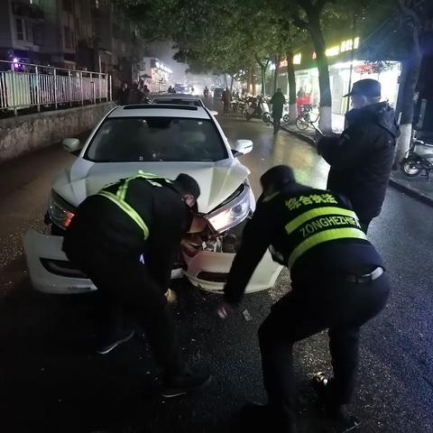 城管巡查“遇”车祸，队员暖心帮助