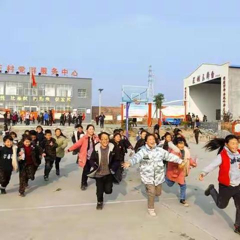 阳光实验学校今天组织远足拉练活动，远足拉练，强健体魄，挥动激情，激发活力