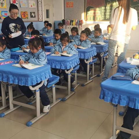 抓常规  促养成  强素质——海区九小开展一年级常规比赛活动