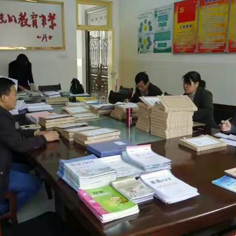 县教研室领导来城关镇中心小学进行常规检查