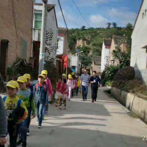 城关镇中心小学“红色队旗”让学生安全前行