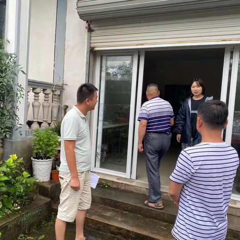 云梯村奋力抗击6号台风“烟花”，村主任首冲一线，体现了“村官为民”的中坚力量