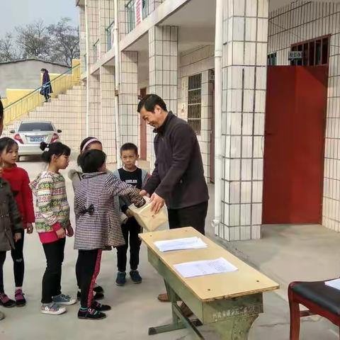 中心校赵主任亲自带队对礼庄寨小学进行语文口语测试