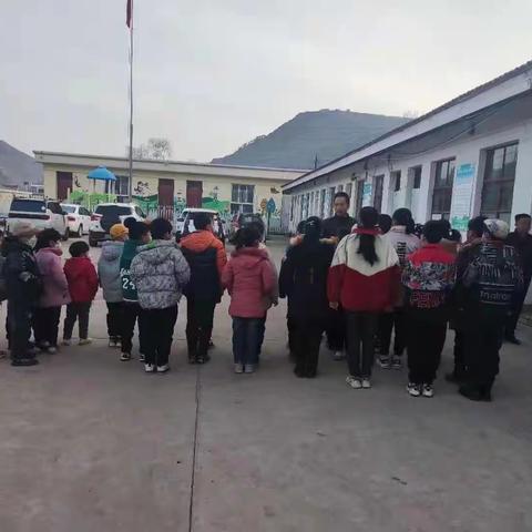 韩店镇试雨小学2023年春季地震演练