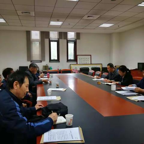 市人大离退休人员党总支组织支部书记学习全国“两会"精神