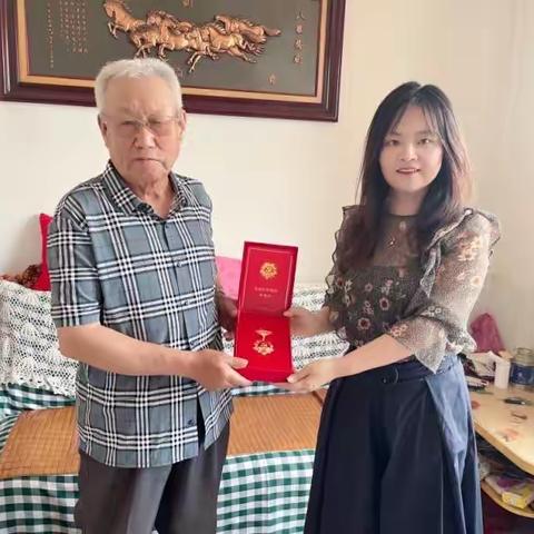 市招待处慰问老党员并颁发“光荣在党50年”纪念章