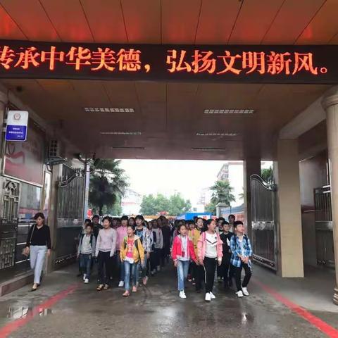 驻马店市第十一小学启动路队护送，撑起“保护伞”。