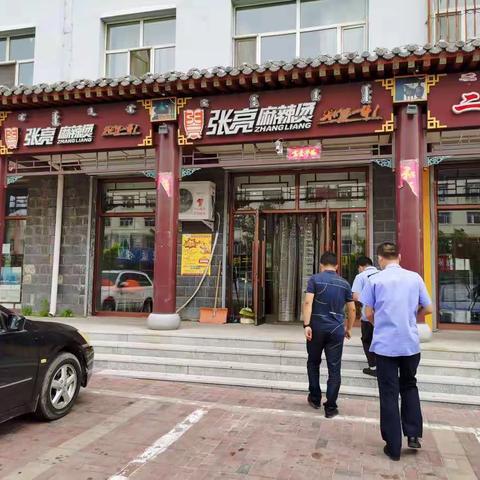 王局带队对消费者举报辖区餐饮店卫生差现象进行现场检查