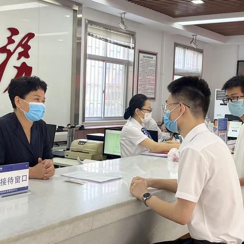 区秦保局“一把手”走流程 换位体验提升服务