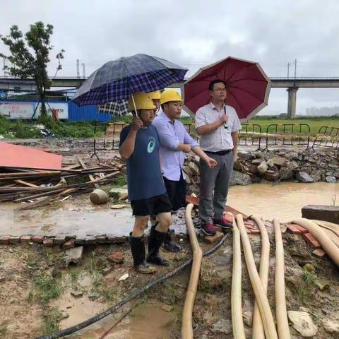 公司副总经理付海华莅临南昌县项目部河州路管廊施工现场指导防汛工作