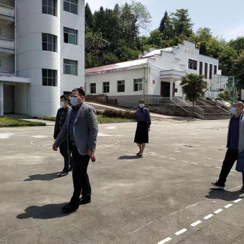 县教体局程根才局长莅临我校检查指导复学及运动场建设选址工作