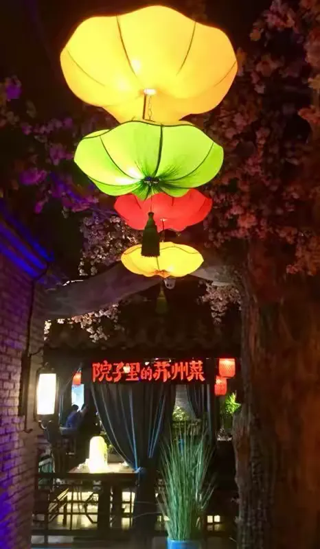 欢聚在旗袍小镇内的