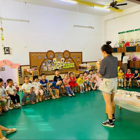 东方名都幼儿园——草莓🍓二班《月满中秋》