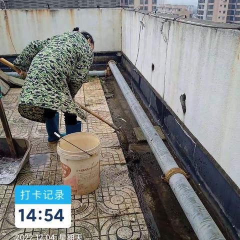 2022年12月，年底了，屋顶干净起来！盛世华庭1－8栋楼顶卫生清理！