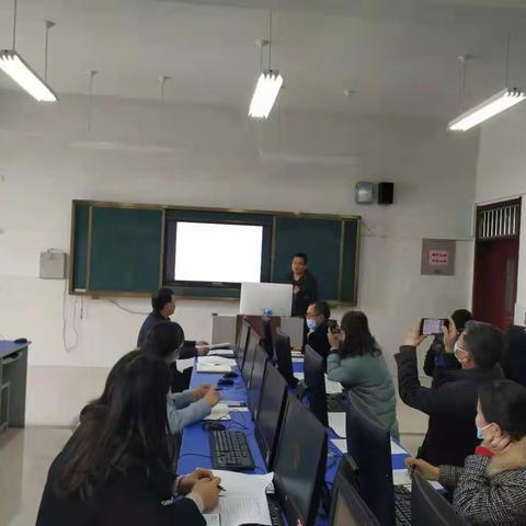 台儿庄区举行小学数学课程纲要研讨评估活动