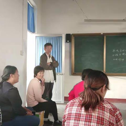 招贤镇华材希望小学召开了六年级家长会