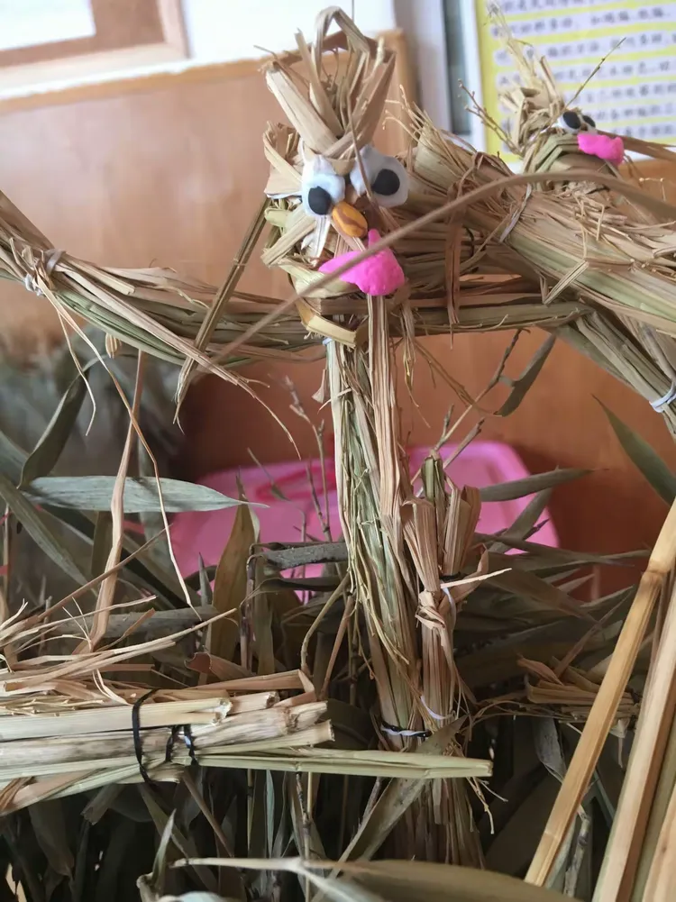 大二班编织特色小制作——稻草人