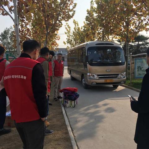 “暖冬进行时 检爱伴你行”宿检青年志愿者到蔡集王庄小学对贫困儿童进行捐赠。